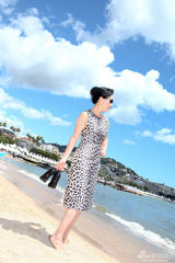 组图：刘嘉玲戛纳拍写真 豹纹黑超气场足