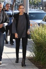 组图：杰西卡-阿尔芭街拍温暖黑色背心搭配灰衫