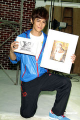 幻灯组图：汪东城代言运动服装 想开画展秀绘画天份