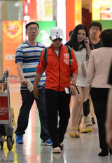 组图：王宝强运动装亮相机场 墨镜遮面无表情