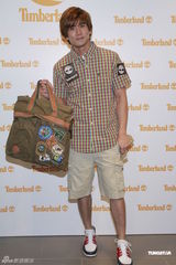 组图：何思谚荣升母亲谋复出 伍允龙避谈钟嘉欣