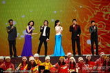 组图：央视元宵晚会主持人齐唱《卖汤圆》