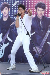 组图：汪东城蔡旻佑台北为电视原声带签唱