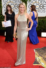 组图：娜奥米沃茨简洁金裙 腋下镂空春光迷人