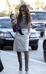 组图：维多利亚抱爱女现身机场 小七胖嘟嘟惹人爱