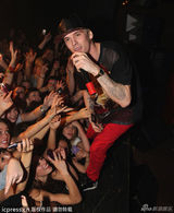 组图:昔日童星亚伦-卡特卖唱 负债累累亮嗓赚钱