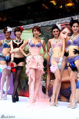 组图：杨谨华性感马甲内衣大方秀好身材