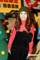 高清图：容祖儿出席爱心活动 笑言扮玩偶求婚落伍