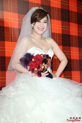 组图：黄小柔出嫁盼造人 穿低胸婚纱挽老公亮相