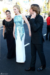 组图：妮可-基德曼亮相 贴身长裙身材高挑