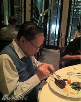 组图：金庸多张旧照曝光 年轻时标致又帅气