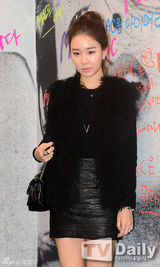 组图：李准等亮相活动 刘仁娜紧身皮裙露美腿