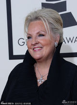 组图：56届格莱美红毯 泰勒透视麦当娜反串绅士