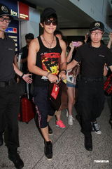 组图：汪东城现身香港机场 众多粉丝前来接机