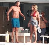 组图：碧昂斯游艇庆32岁生日 与老公跳水high翻