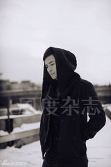 高清：韩栋酷劲写真登《风度》 冷色调时尚引领主流