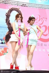 组图：BY2为新EP和写真造势 超短裙秀美腿