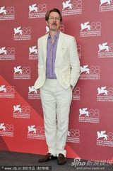 组图：《锅匠裁缝士兵间谍》发布 影帝费尔斯受瞩目