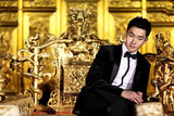 组图：李东学金銮殿拍写真 果郡王现代装穿越紫禁城