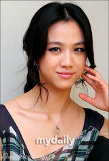 组图：汤唯紫绿格纹连衣裙妩媚 搭配黑色高跟鞋