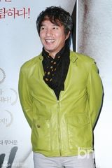 组图：曹在显携手导演全奎焕出席《重量》试映