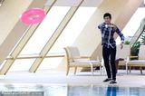 组图：孙杨东方卫视春晚宣传片“救美”