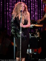 组图：玛利亚负伤吊绷带开唱 低胸水钻裙典雅