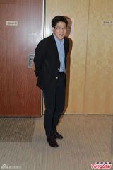 组图：霍启刚升级人父首现身 给媒体发喜饼