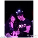 组图：王力宏新加坡跨年秀 爱妻上台切蛋糕