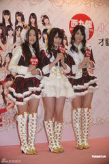 组图：日本组合AKB48成员香港会歌迷热情亲民