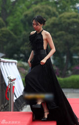 组图：赵寅成女友金敏熙性感黑裙露大片美背