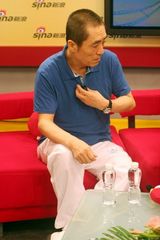 高清图：张艺谋携主演抵达新浪 青涩周冬雨受关注