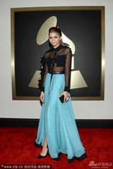 组图：56届格莱美红毯 泰勒透视麦当娜反串绅士