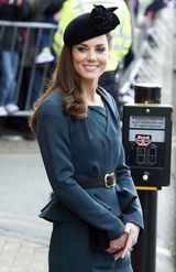 高清图：英国王妃凯特和伊丽莎白女王现身大学