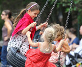 组图：凯蒂-赫尔姆斯带苏瑞玩耍显露母爱