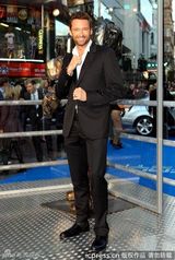 组图：《铁甲钢拳》伦敦首映 休-杰克曼比划拳脚