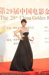 组图：颜丙燕亮相金鸡红毯 抹胸长裙性感优雅