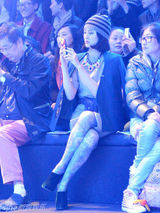 组图：甘露时装周冷酷看秀与人全程无交流