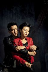 组图：魏千翔演绎唯美图片小品 痴恋都市女子