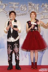 组图：杨谨华遭孙耀威熊抱 安全裤外露险走光