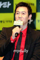 组图：高雅罗宣传新片《爸爸》黑礼裙性感优雅