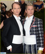 组图：谢耳朵牵手男友秀恩爱 卷福礼服秀贵气