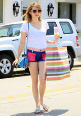 组图：艾玛-罗伯茨着T恤热裤尽显青春靓丽