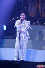 组图：陈奕迅台北火热开唱 台上大玩变装秀