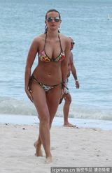 组图：球星法尔考海中爱抚娇妻 舔肚脐极度高调