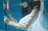 组图：林柯彤拍摄水下写真 裙纱飘荡尽显妖媚