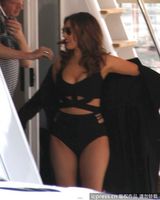 组图：布鲁克镂空泳衣性感秀傲人双峰