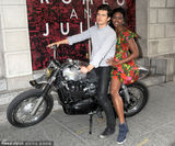 组图：奥兰多骑机车耍帅 拉莎德猛扑送激吻