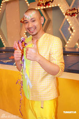 幻灯图：曾志伟主持节目 年轻艺人举止夸张尺度大