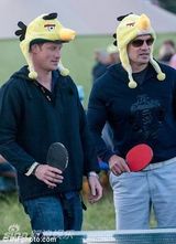 组图：哈里王子扮愤怒的小鸟 大展乒乓球技